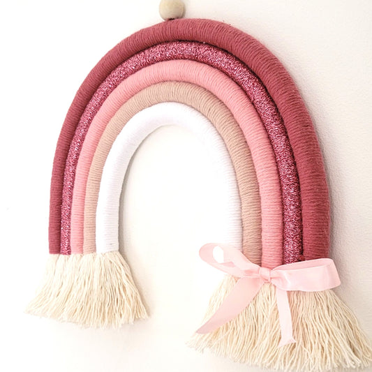 Arc-en-ciel décoratif réalisé en coton. Une suspension murale qui ajoutera de la couleur dans votre intérieur