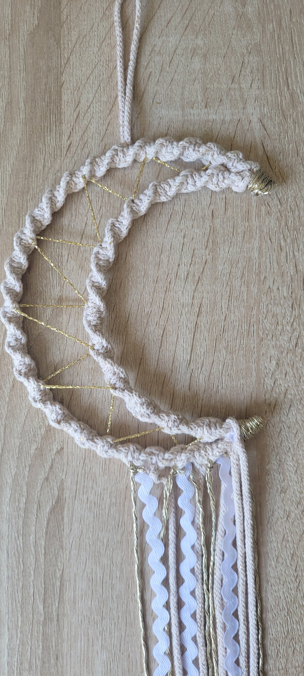 Lune attrape-rêves en macramé