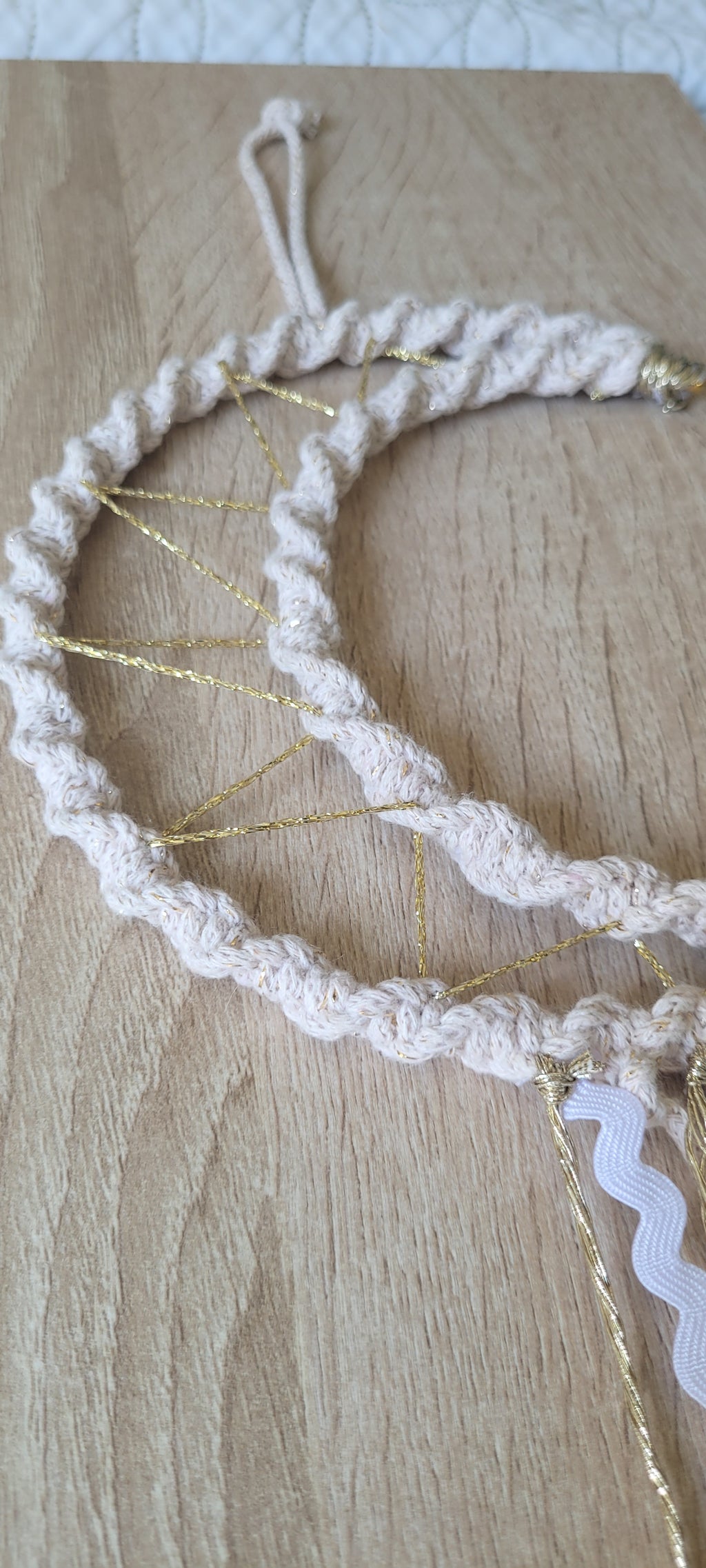 Lune attrape-rêves en macramé