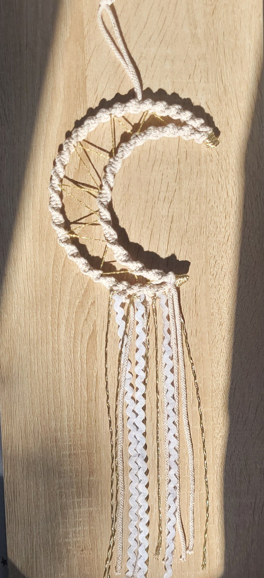 Lune attrape-rêves en macramé