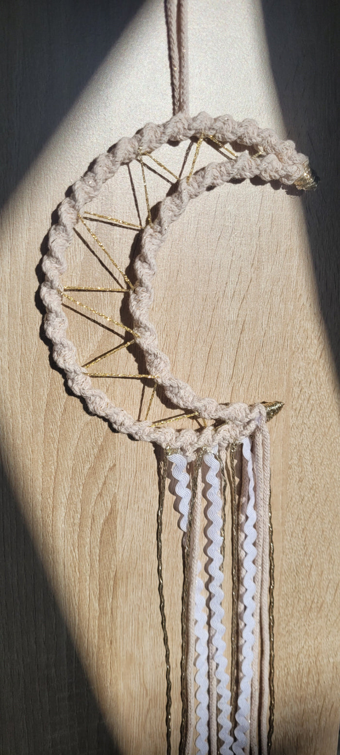 Lune attrape-rêves en macramé