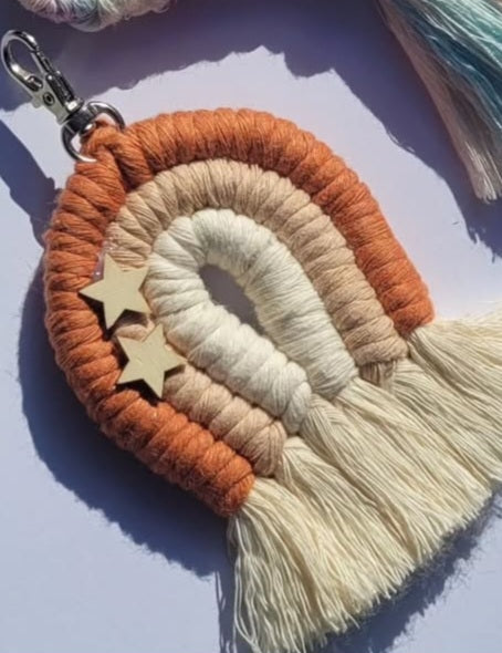 Porte-clé arc-en-ciel en macramé
